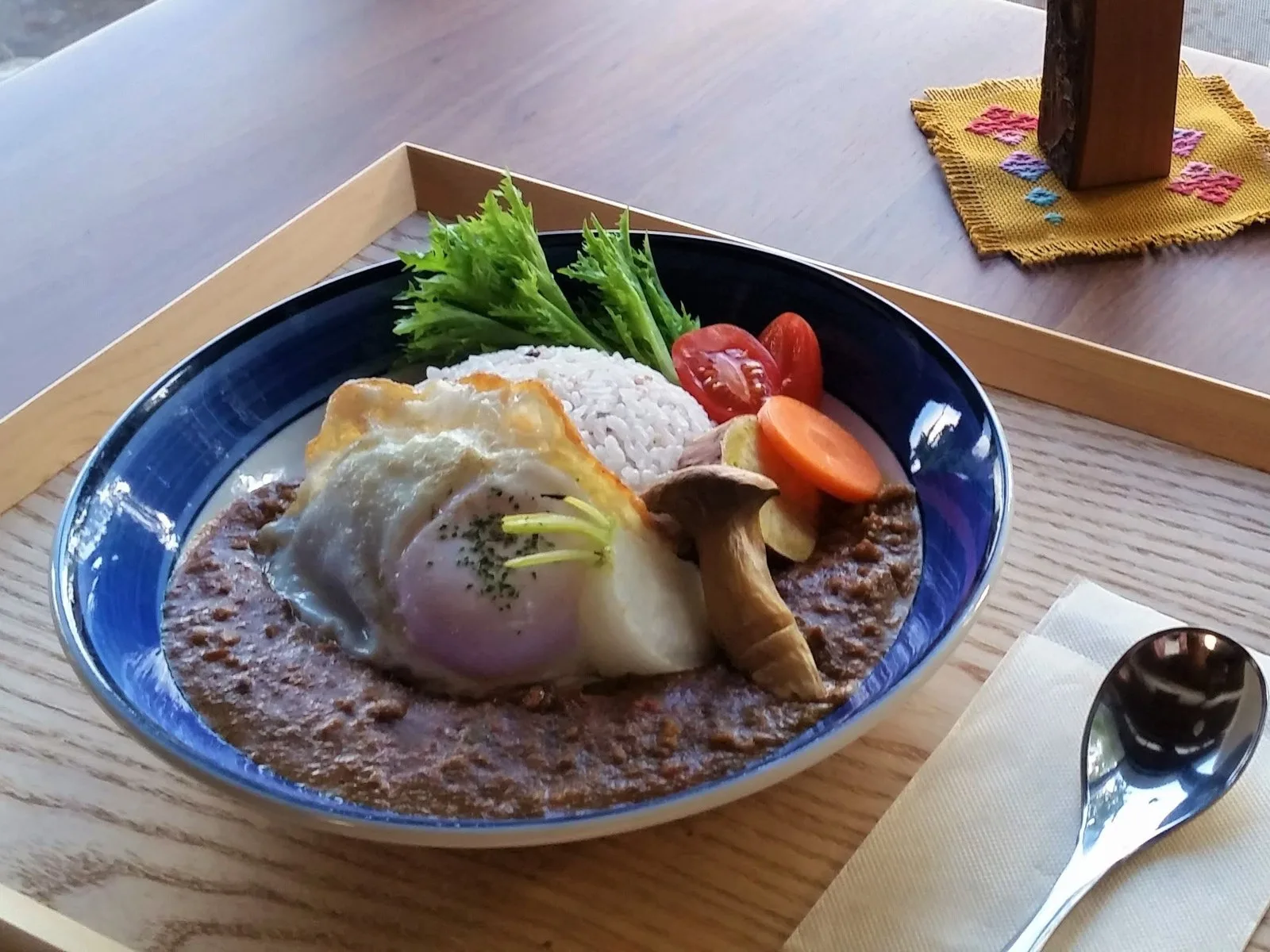 窓辺の光の中のベジキーマカレー